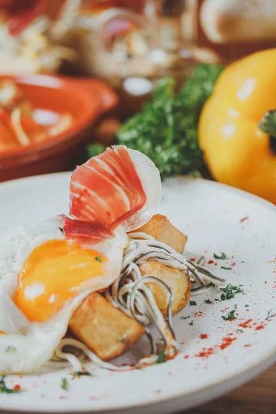 Jambon kızarmış yumurta ve patates derin kızarmış. İspanyol kahvaltı cuis