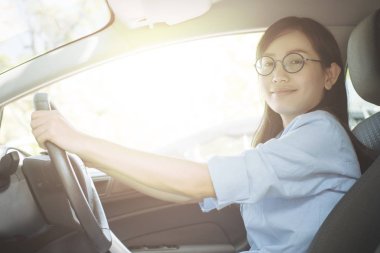 Asyalı kadın mutlu duygu ile araba