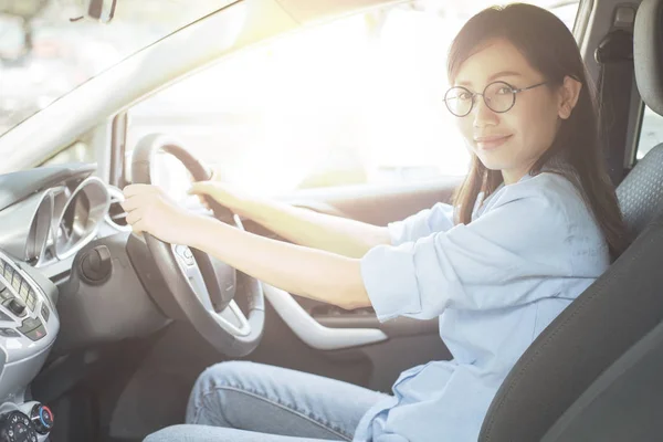 Asyalı kadın mutlu duygu ile araba