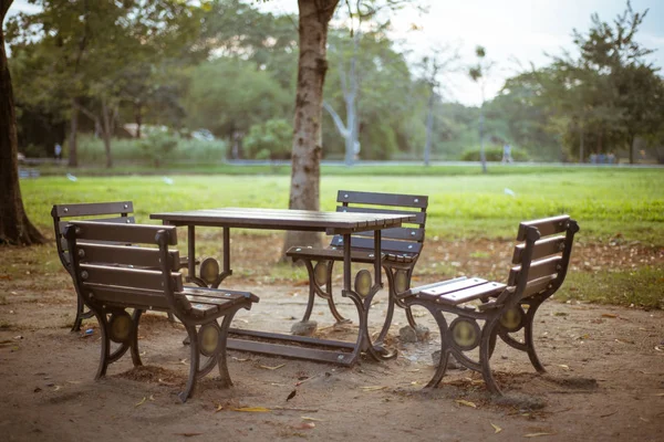 Meja dan kursi di taman — Stok Foto
