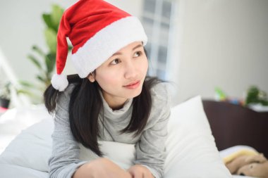 Beyaz arka plan üzerinde hediye kutusu ile Asyalı kadın.