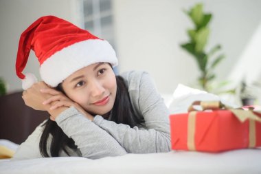 Beyaz arka plan üzerinde hediye kutusu ile Asyalı kadın.