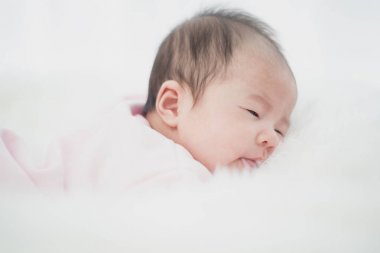 Asyalı güzel yeni doğan bebek.