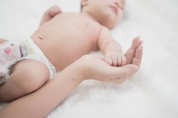 Aziatische mooie pasgeboren baby. — Stockfoto