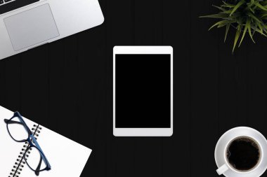 Sevgililer günü Üstten Görünüm iş ofis malzemeleri. Laptop ile defter ve beyaz masa akıllı telefon. İş kavramı. Ev ofis çalışma alanı.