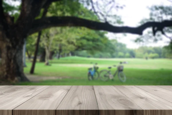 Holz Tischplatte Mit Grünem Park Hintergrund — Stockfoto