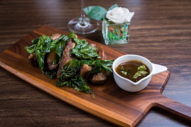 Derin kızarmış ekşi domuz yedek kaburga kemik ahşap üzerine