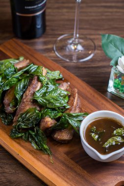 Derin kızarmış ekşi domuz yedek kaburga kemik ahşap üzerine