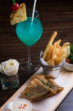 Tay gıda derin kızarmış. Ahşap üzerine kızarmış balık.