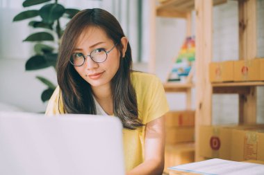 Genç Asyalı kadın çalışma evde, online satıcı sahibi, teslim proje, kadın Online iş veya KOBİ kavramı ile genç işe başlamak.