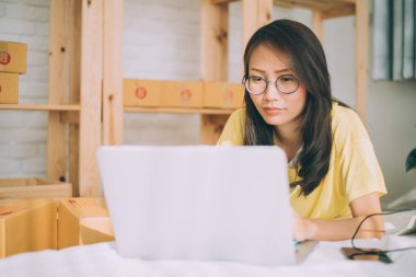 Genç Asyalı kadın çalışma evde, online satıcı sahibi, teslim proje, kadın Online iş veya KOBİ kavramı ile genç işe başlamak.