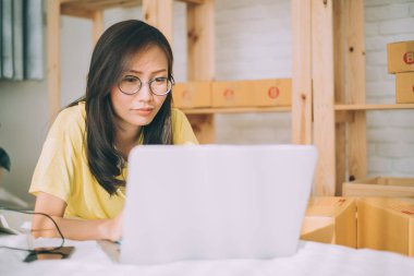 Genç Asyalı kadın çalışma evde, online satıcı sahibi, teslim proje, kadın Online iş veya KOBİ kavramı ile genç işe başlamak.