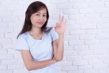 Geniş gülümseyen beyaz gömlek ve göz gözlük takan genç kadın. Gülümseyen kadın