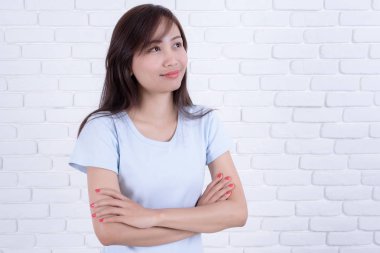 Geniş gülümseyen beyaz gömlek ve göz gözlük takan genç kadın. Gülümseyen kadın