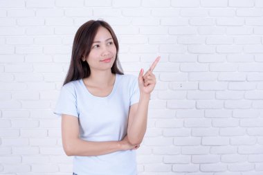 Geniş gülümseyen beyaz gömlek ve göz gözlük takan genç kadın. Gülümseyen kadın