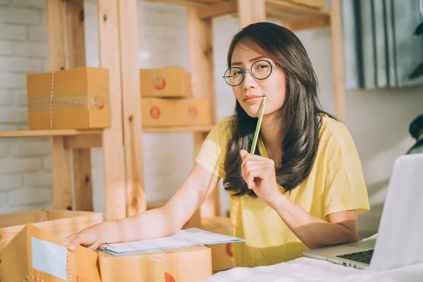 Jeune Femme Asiatique Travailler Maison Jeune Entreprise Démarrage Vendeur Ligne — Photo