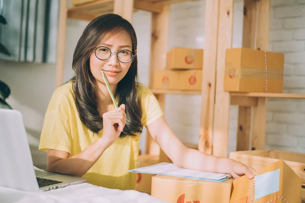 Mladá Asijská Žena Pracovat Doma Mladý Obchodní Spuštění Online Prodejce — Stock fotografie