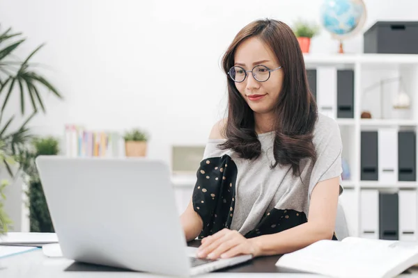 Jeune Femme Asiatique Travailler Maison Jeune Entreprise Démarrage Vendeur Ligne — Photo