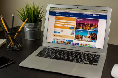 Bangkok, Tayland - 22 Nisan 2018: Rehberlik otelleri Apple MacBook Air 'de arama sayfası, MacBook Air ve uygulama Booking.com online otel rezervasyonları ekranda. 