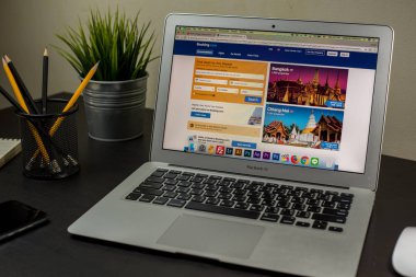 Bangkok, Tayland - 22 Nisan 2018: Rehberlik otelleri Apple MacBook Air 'de arama sayfası, MacBook Air ve uygulama Booking.com online otel rezervasyonları ekranda. 