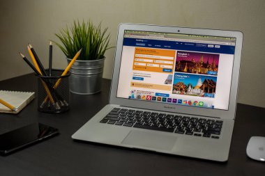 Bangkok, Tayland - 22 Nisan 2018: Rehberlik otelleri Apple MacBook Air 'de arama sayfası, MacBook Air ve uygulama Booking.com online otel rezervasyonları ekranda. 