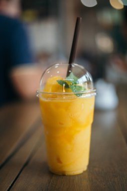 Portakal suyu güler yüzlü cam ahşap masa üzerinde