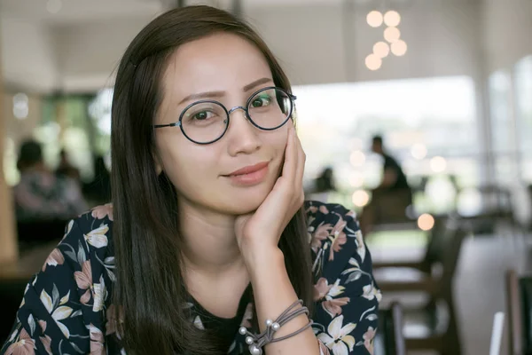 Mujer Joven Con Camisa Blanca Anteojos Sonriendo Par Par Mujer — Foto de Stock