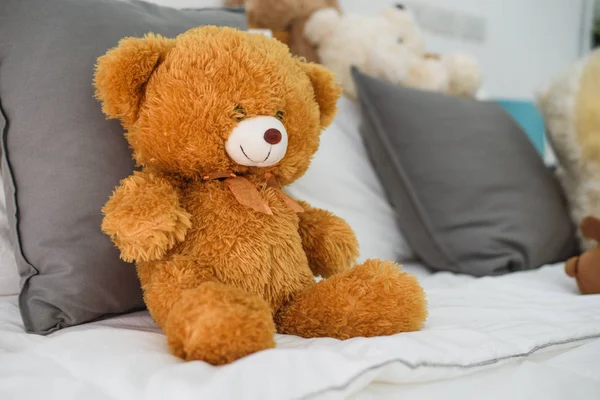 泰迪熊在床上 — 图库照片