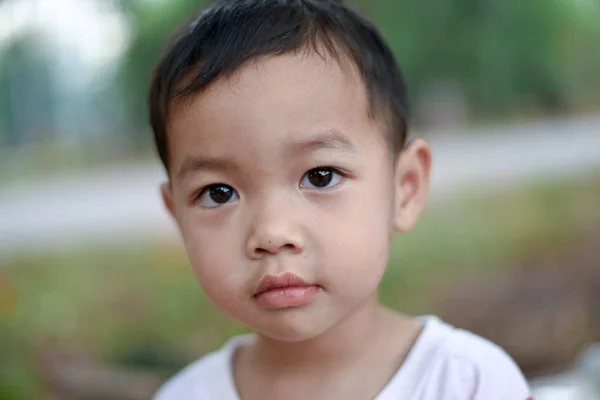 Nær Happy Asian Boy Som Smiler Parken Liten Asiatisk Barneportrettbilde – stockfoto