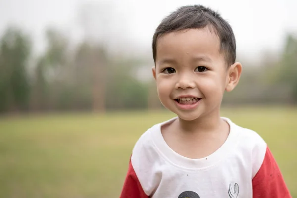 Primer Plano Feliz Chico Asiático Sonriendo Parque Pequeño Niño Asiático — Foto de Stock