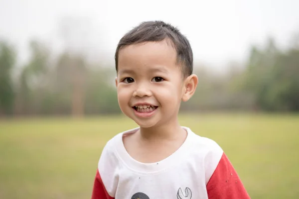 Primer Plano Feliz Chico Asiático Sonriendo Parque Pequeño Niño Asiático — Foto de Stock