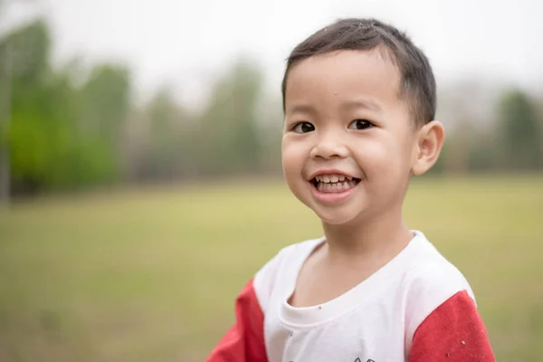 Nær Happy Asian Boy Som Smiler Parken Liten Asiatisk Barneportrettbilde – stockfoto