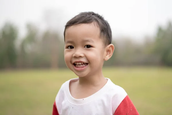 Close Van Happy Aziatisch Glimlachend Het Park Weinig Aziatische Kind — Stockfoto