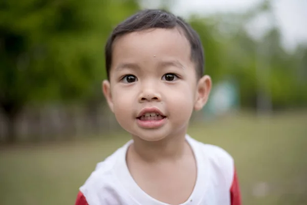 Primer Plano Feliz Chico Asiático Sonriendo Parque Pequeño Niño Asiático — Foto de Stock