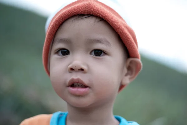 Nær Happy Asian Boy Som Smiler Parken Liten Asiatisk Barneportrettbilde – stockfoto