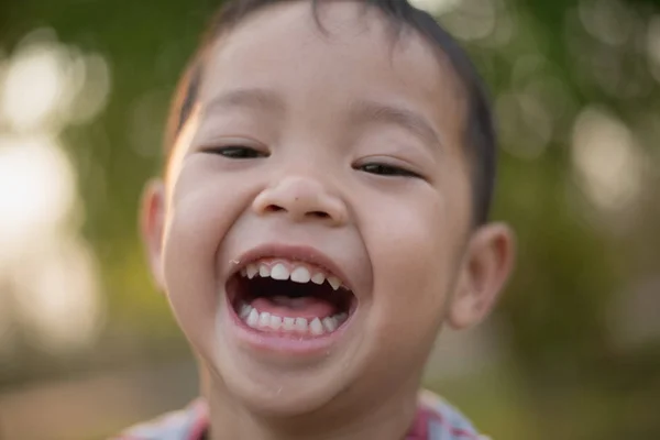 Primer Plano Feliz Chico Asiático Sonriendo Parque Pequeño Niño Asiático — Foto de Stock