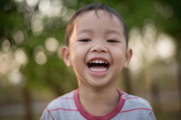 Nær Happy Asian Boy Som Smiler Parken Liten Asiatisk Barneportrettbilde – stockfoto