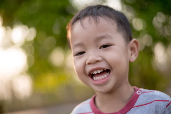 Primer Plano Feliz Chico Asiático Sonriendo Parque Pequeño Niño Asiático Imagen de stock