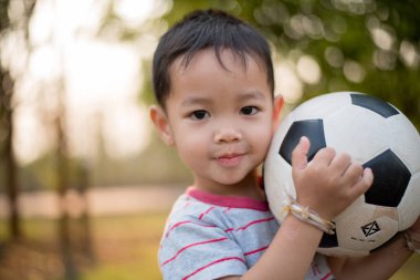 Parkta gülümseyen mutlu Asya çocuğun yakın çekim. Küçük Asyalı çocuk portre fotoğraf Park.