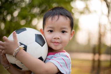 Parkta gülümseyen mutlu Asya çocuğun yakın çekim. Küçük Asyalı çocuk portre fotoğraf Park.