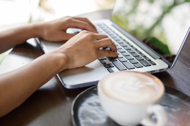 Kahve dükkanında çalışan Asyalı kadın.