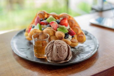 Meyveli waffle dondurması çığlığı.