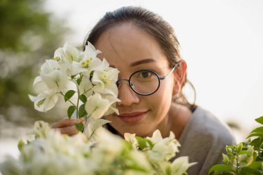 Düz, portre, A gülümseyen kadın, gülen mutlu kadın arayan kadın portresi kapatın.