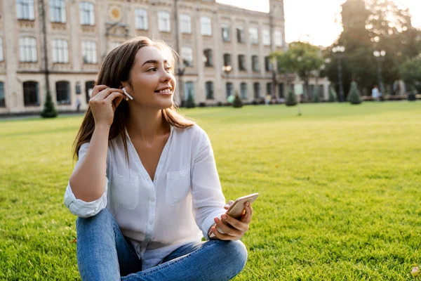 Menina Estudante Ouvindo Música Line Usando Aplicativo Musical Seu Telefone — Fotografia de Stock