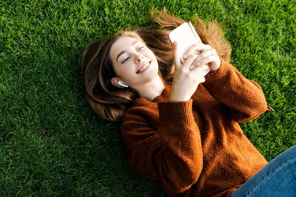 Usmívající Šťastný Teenager Dívka Při Pohledu Její Chytrý Mobil Volání — Stock fotografie