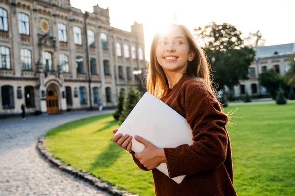 Encantadora Joven Estudiante Movimiento Caminando Jardín Universitario Con Computadora Portátil — Foto de Stock