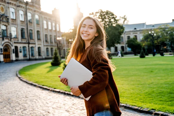 Urocza Młoda Studentka Ruchu Spaceruje Uniwersyteckim Ogrodzie Laptopem Idzie Swojej — Zdjęcie stockowe