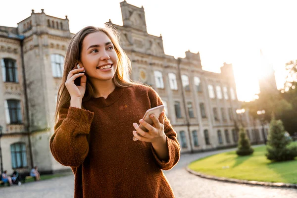 Parkta yürüyen, müzik dinleyen, akıllı cep telefonuna bağlanan, gülümseyen ve yalnız zaman geçiren, modern teknoloji kullanan, aktif insan yaşam tarzı