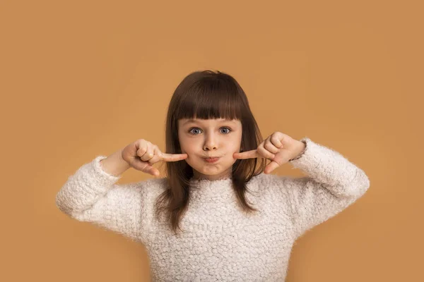 Skadelig Fræk Pige Orange Baggrund Grimasser Peger Fingre Til Hendes - Stock-foto