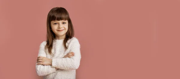 Ammattimainen Luottavainen Lasten Käsite Lapsi Tyttö Melko Hymyilevät Kasvot Vaaleanpunainen — kuvapankkivalokuva
